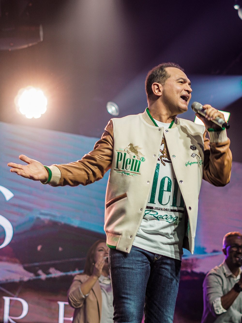 Davi Sacer ministrando em louvor